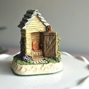 David Winter Cottages Cameos The Privy 1991